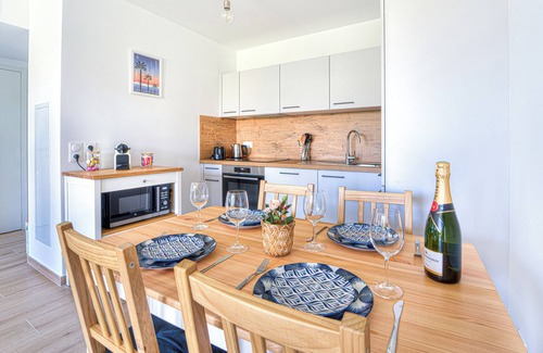 Saint-Laurent-du-Var Apartment | Appartement Fleuri, vue mer - Welkeys