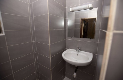 Porto-Novo Apartment | Appartement 1 lit 2 Place Avec Douche Personel Ideal Pour 2 Personnes