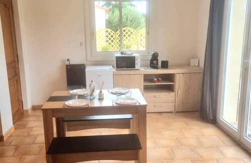 Pierrefeu-du-Var Apartment | Appartement au Milieu des Vignes