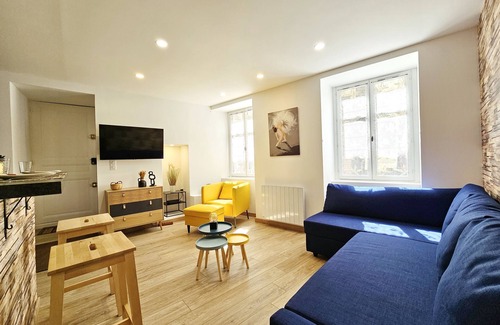 Tournus Apartment | Appartement au Rez-de-chaussée à Tournus - Yellow