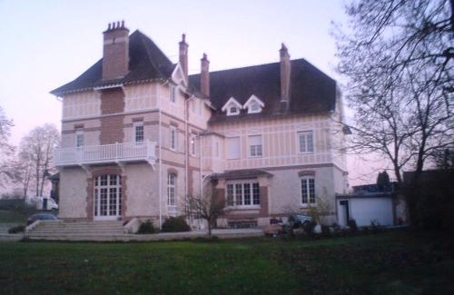 Senlis Apartment | APPARTEMENT CHESTERFIELD SPACIEUX DANS CHATEAU CALME PARKING privé