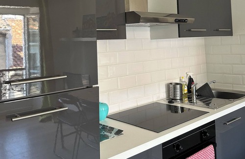 4th Arrondissement Apartment | Appartement Confortable Chartreux
