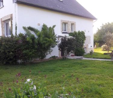 Belle-Isle-en-Terre Apartment | Appartement d'une chambre avec jardin clos et wifi a Belle Isle en Terre