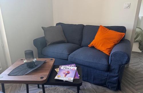 Alba-la-Romaine Apartment | Appartement en cœur de village au pied du château avec 2 balcons