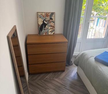 Alba-la-Romaine Apartment | Appartement en cœur de village au pied du château avec 2 balcons
