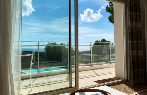 Cassis Apartment | Appartement en rdc de villa à Cassis , vue mer exceptionnelle, piscine chauffée