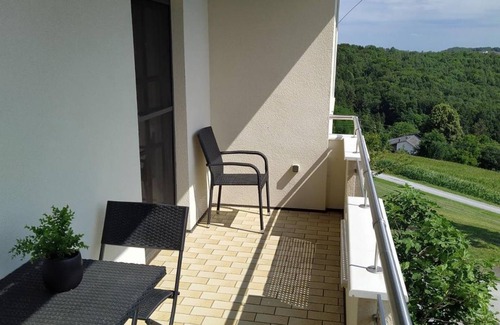 Hatzendorf Apartment | Appartement/fewo mit Südwest-balkon - Ferienwohnung "raus Aufs Land"