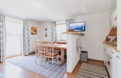 Schuttdorf Apartment | Appartement Haus Elise - TOP 1, balcony & mountain view