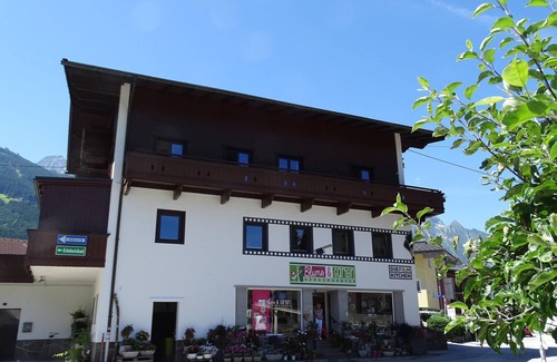 Mayrhofen Apartment | "Appartement Mayrhofen 8 Pers" Close to Ski Areas with Mountain View, Wi-Fi, Balcony & Parking