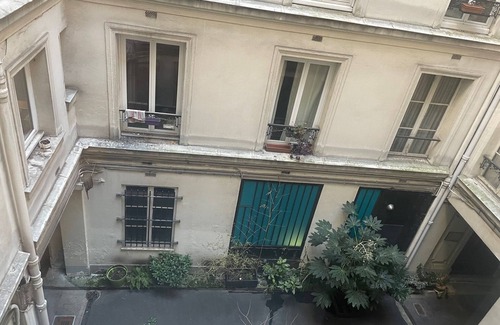 Quartier de Rochechouart Apartment | Appartement Parisien Typique Cosy, Lumineux, Bien Placé, Connecté à Tout Paris