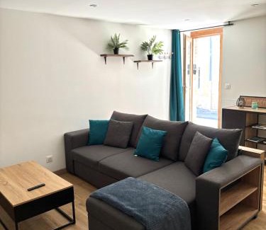 Etoile-sur-Rhone Apartment | Appartement plein coeur village