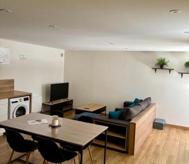 Etoile-sur-Rhone Apartment | Appartement plein coeur village