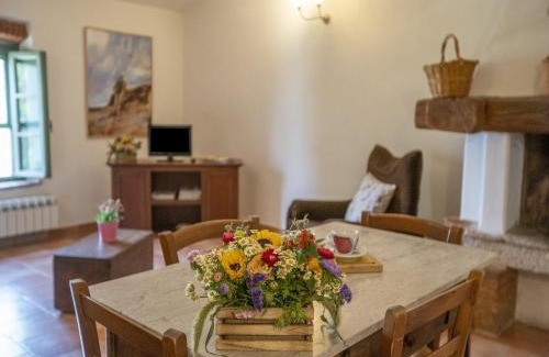 Collesalvetti House | Appealing Apartment in Collesalvetti with Garden
