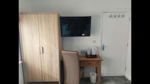 Queensbury House | Apple House Wembley Twin Room shared bathroom