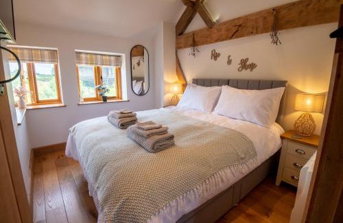 Hereford House | Apple Tree Cottage - Cosy 2 Bed with Deluxe HOT TUB & Log Burner