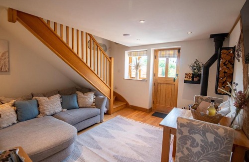 Hereford House | Apple Tree Cottage - Cosy 2 Bed with Deluxe HOT TUB & Log Burner