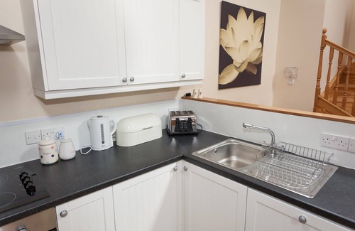 Linlithgow Apartment | Appletree Cottage - sleeps 8 guests in 3 bedrooms