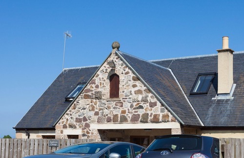 Linlithgow Apartment | Appletree Cottage - sleeps 8 guests in 3 bedrooms