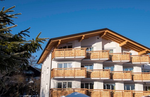 Bad Wiessee House | Apricot tree - Schnitzer's Dahoam