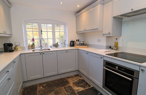 Chipping Campden Cottage | APRIL COTTAGE, pet friendly in Mickleton, Gloucestershire