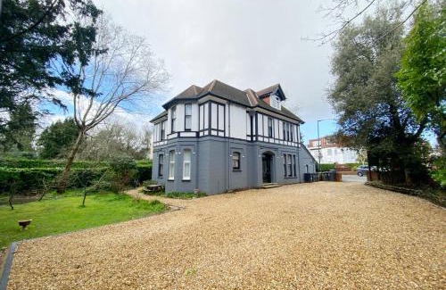 Westbourne Apartment | April Lodge The Beach Hut - 1Bed Apartment Near the Beach-Parking-Couples-Friends-Professionals-Contractors