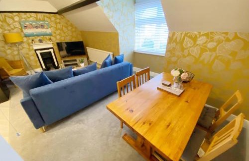 Westbourne Apartment | April Lodge The Beach Hut - 1Bed Apartment Near the Beach-Parking-Couples-Friends-Professionals-Contractors