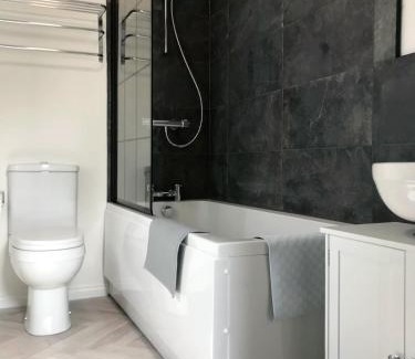 Westbourne Apartment | April Lodge The Beach Hut - 1Bed Apartment Near the Beach-Parking-Couples-Friends-Professionals-Contractors