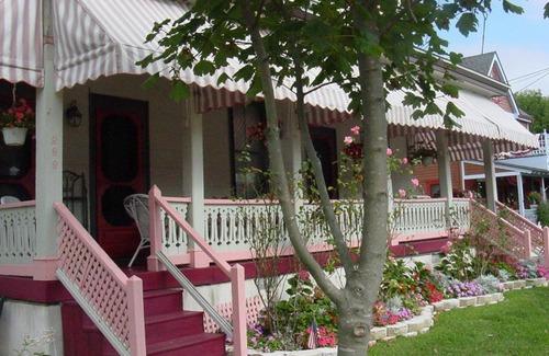 Cape May Apartment | Apt#3 4 bedroom 2 bath, sleeps 10, walk to Beach, Mall, Parking available