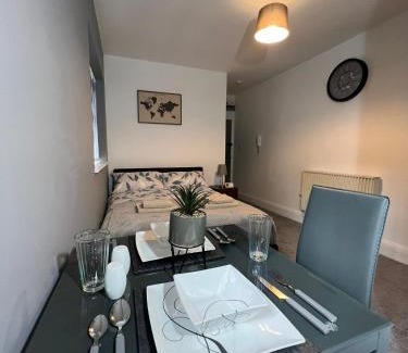 Seisdon Apartment | Apt 3. Private Studio in Moseley, Birmingham