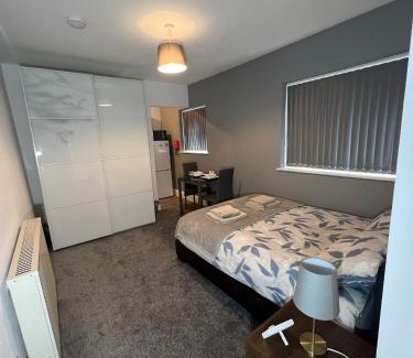 Seisdon Apartment | Apt 3. Private Studio in Moseley, Birmingham