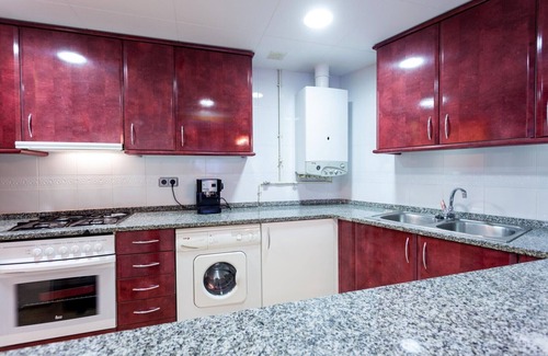 Lloret Town Center Apartment | Apt. 6 pax in LLoret de Mar, 300 meters from the beach. Free Wifi, air conditioning in the living room. Excellent location!