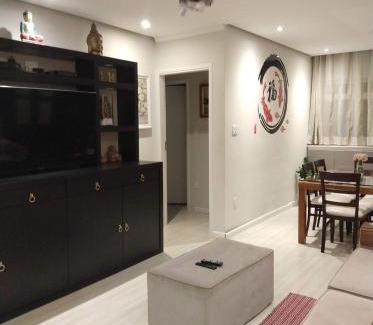 Vila Julia Apartment | Apt Guarujá lado praia 2 Dorm FAN 2 WI-FI , Netflix, mobiliado, Ar, 1vaga, até 6 pessoas