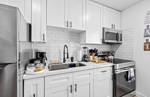 Northside House | Apt Nr Downtown + Midtown | Games WiFi TV | Pets