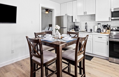 Northside House | Apt Nr Downtown + Midtown | Games WiFi TV | Pets