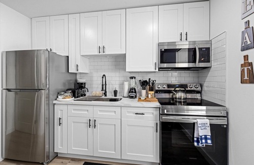 Northside House | Apt Nr Downtown + Midtown | Games WiFi TV | Pets