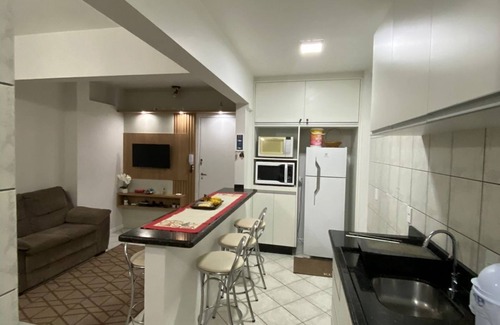 Bombas Apartment | Apto bem Localizado, 50m da Praia, Faça Tudo a pé. Recém Reformado. Wifi e A/C