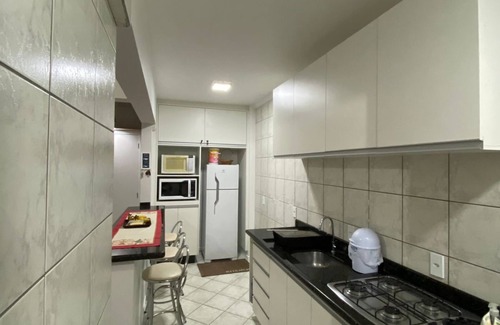 Bombas Apartment | Apto bem Localizado, 50m da Praia, Faça Tudo a pé. Recém Reformado. Wifi e A/C