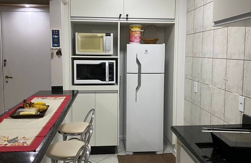 Bombas Apartment | Apto bem Localizado, 50m da Praia, Faça Tudo a pé. Recém Reformado. Wifi e A/C