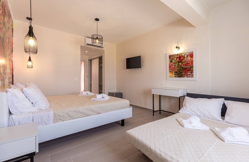 Roda Bed & Breakfast | Aqua Luxury Suites Roda
