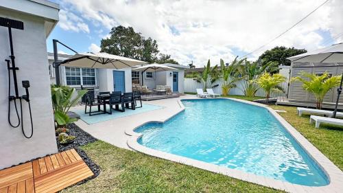 Edgewood Villa | AQUAMARIA HOME - complete duplex villa with saltwater pool, perfect for groups