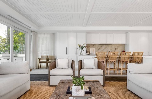 Pottsville House | Aquarium House - with direct beach access & pool