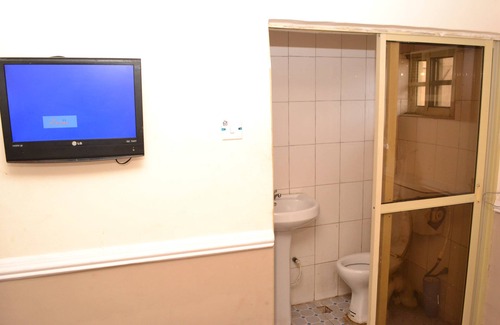 Surulere Bed & Breakfast | Aquatic Suites & Lounge