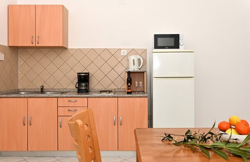 Arbanija Apartment | ARBANIJA A2, budget 1-bedroom apartment, 80m from the beach