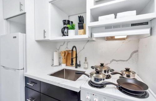 South Central Houston House | Arbor Villa 1 I Sleeps 30 Near Downtown Parking