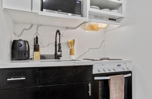 South Central Houston House | Arbor Villa 1 I Sleeps 30 Near Downtown Parking