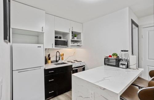 South Central Houston House | Arbor Villa 1 I Sleeps 30 Near Downtown Parking