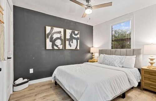 South Central Houston House | Arbor Villa 1 I Sleeps 30 Near Downtown Parking