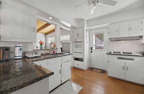 Dallas House | Arboretum Retreat: 3 Bedrooms of Peace & Greenery