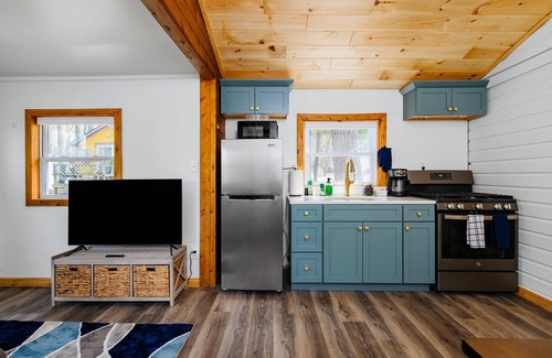 Mayfield Cottage | Arbutus Lake Cozy Cabin-Pontoon Rentals Available
