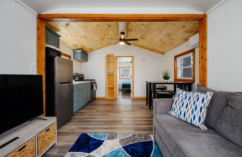Mayfield Cottage | Arbutus Lake Cozy Cabin-Pontoon Rentals Available